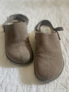 Cushionaire Brown Suede Closed-Toe Sandals
